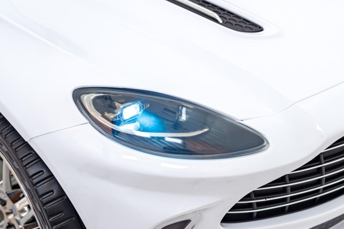 Aston Martin DBX na akumulator dla dzieci Biały + Pilot + EVA + Pasy + Wolny Start + Audio LED-12 7273 