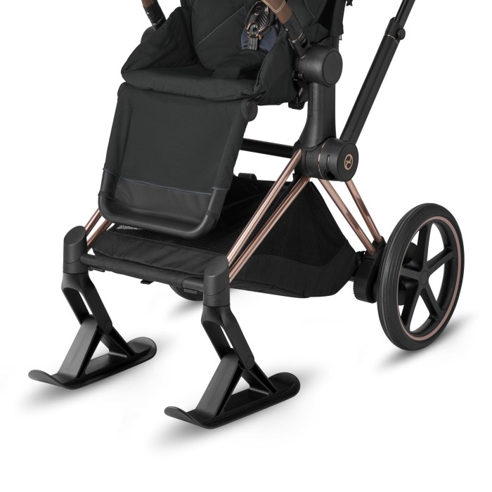 Wózek Cybex Priam z nartami zapiętymi zamiast przednich kół