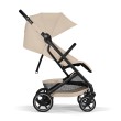 Cybex Beezy 3.0 w kolorze Almond Beige - widok z boku z oparcie w pozycji siedzącej