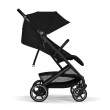 Cybex Beezy 3.0 w kolorze Magic Black - widok z boku z oparcie w pozycji siedzącej