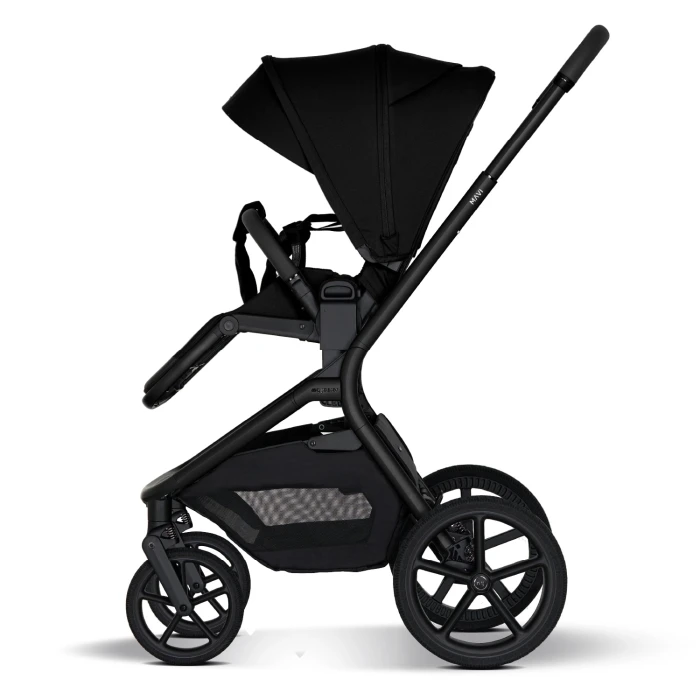 wózek 2w1 - my junior mavi - wersja spacerowa - przodem  do kierunku jazdy - kolor pure black - widok od boku