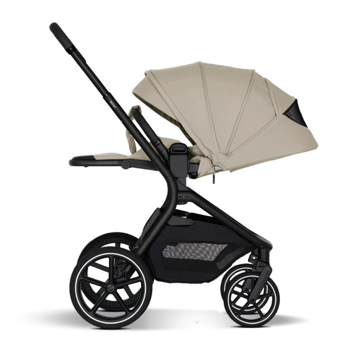 wózek 2w1 - my junior mavi - wersja spacerowa - przodem do kierunku jazdy - pozycja na płasko, wydłużana budka - kolor sandstone beige - widok od boku