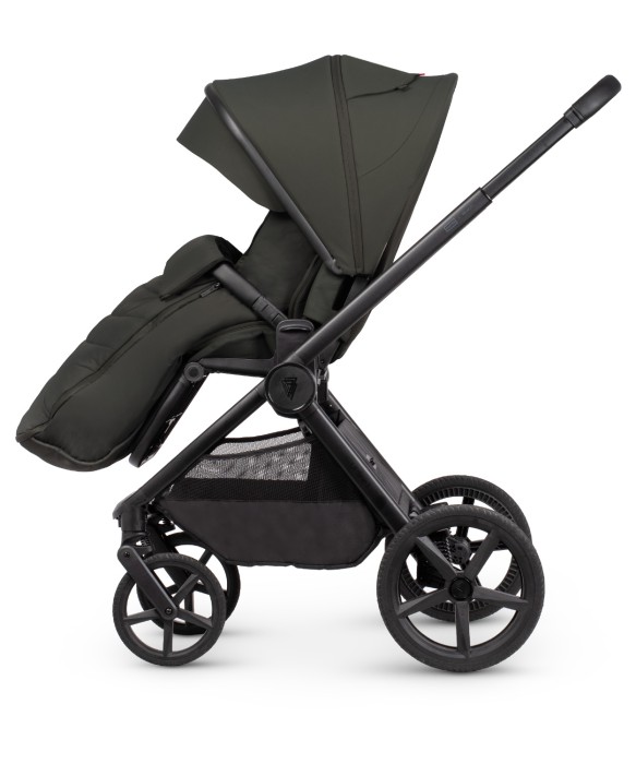 venicci upline 3 - wózek dziecięcy 2w1 - edycja limitowana hunter x venicci - kolor dark olive - wersja spacerowa - widok od boku - osłona nóżek