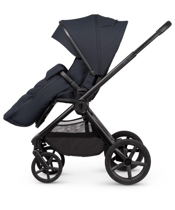 venicci upline 3 - wózek dziecięcy 2w1 - edycja limitowana hunter x venicci - kolor navy - wersja spacerowa - widok od boku - osłona nóżek