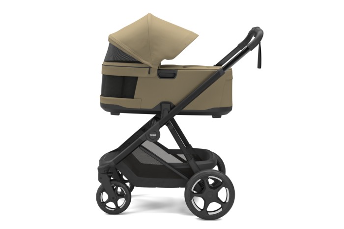 Thule Charm Fade Khaki gondola zapięta na stelażu widok z boku z widocznymi panelami wentylacyjnymi