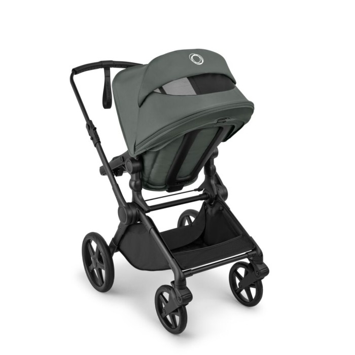 bugaboo cub - wózek dziecięcy 2w1 - wersja spacerowa, tyłem do kierunku jazdy - widok pod skosem, otwarta wentylacja - kolor forest green (zielony)