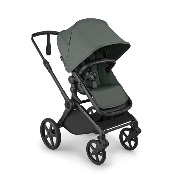 bugaboo cub - wózek dziecięcy 2w1 - wersja spacerowa, przodem do kierunku jazdy - widok pod skosem - kolor forest green (zielony)
