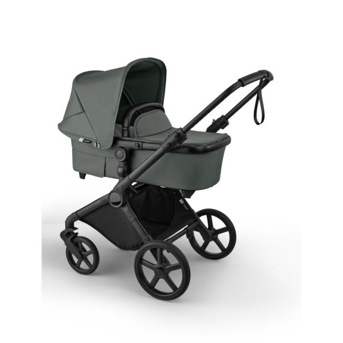 bugaboo cub - wózek dziecięcy 2w1 - wersja głęboka - widok pod skosem - kolor forest green (zielony)