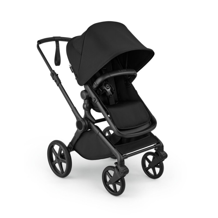 bugaboo cub - wózek dziecięcy 2w1 - wersja spacerowa, przodem do kierunku jazdy - widok pod skosem - kolor heritage black (czarny)