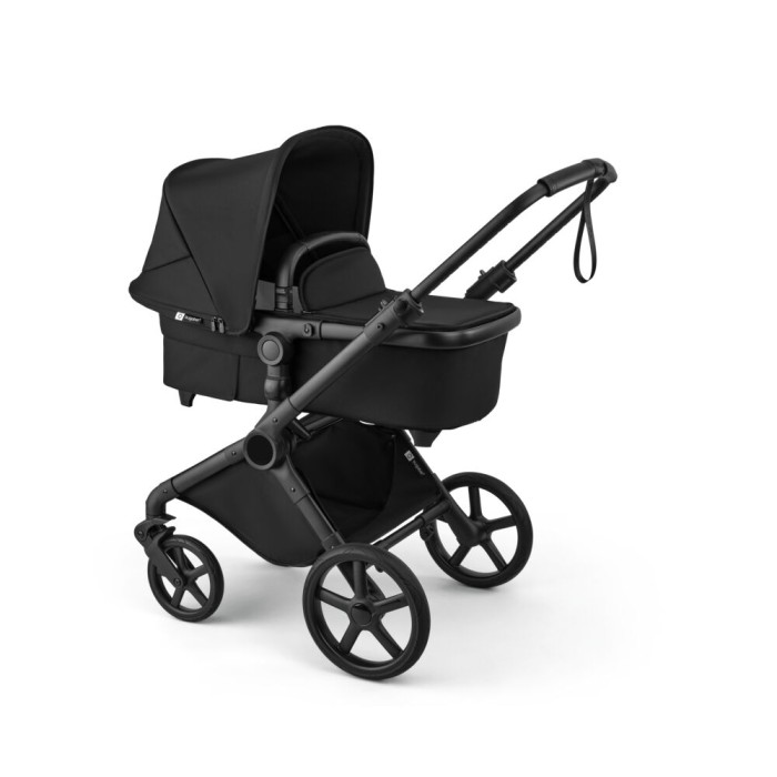 bugaboo cub - wózek dziecięcy 2w1 - wersja głęboka - widok pod skosem - kolor heritage black (czarny)