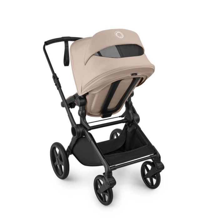bugaboo cub - wózek dziecięcy 2w1 - wersja spacerowa, tyłem do kierunku jazdy - widok pod skosem, otwarta wentylacja - kolor desert taupe (beżowy)