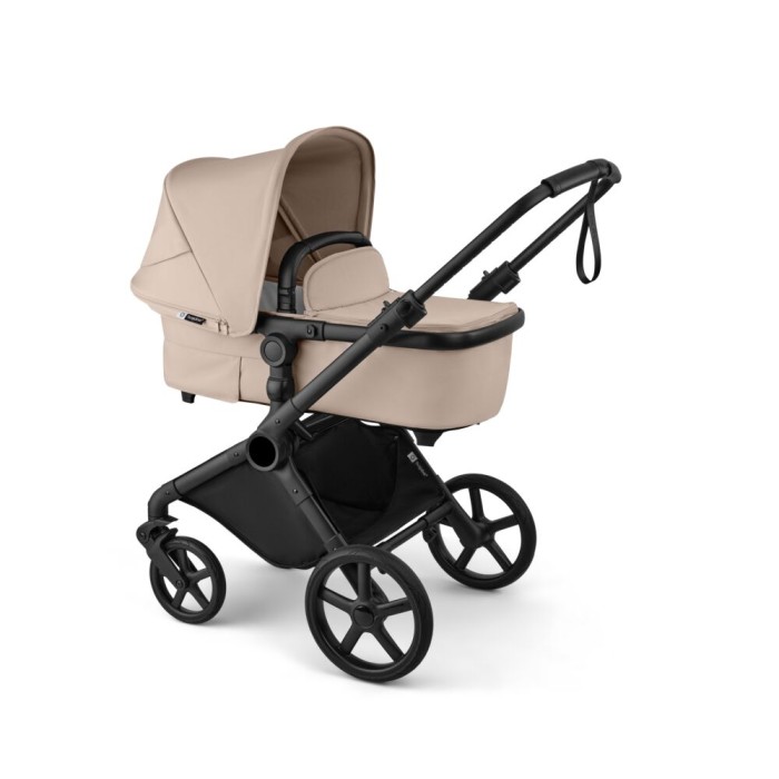 bugaboo cub - wózek dziecięcy 2w1 - wersja głęboka - widok pod skosem - kolor desert taupe (beżowy)