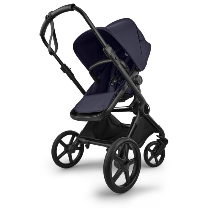bugaboo cub - wózek dziecięcy 2w1 - wersja spacerowa, tyłem do kierunku jazdy - widok pod skosem - kolor deep indigo (granatowy)