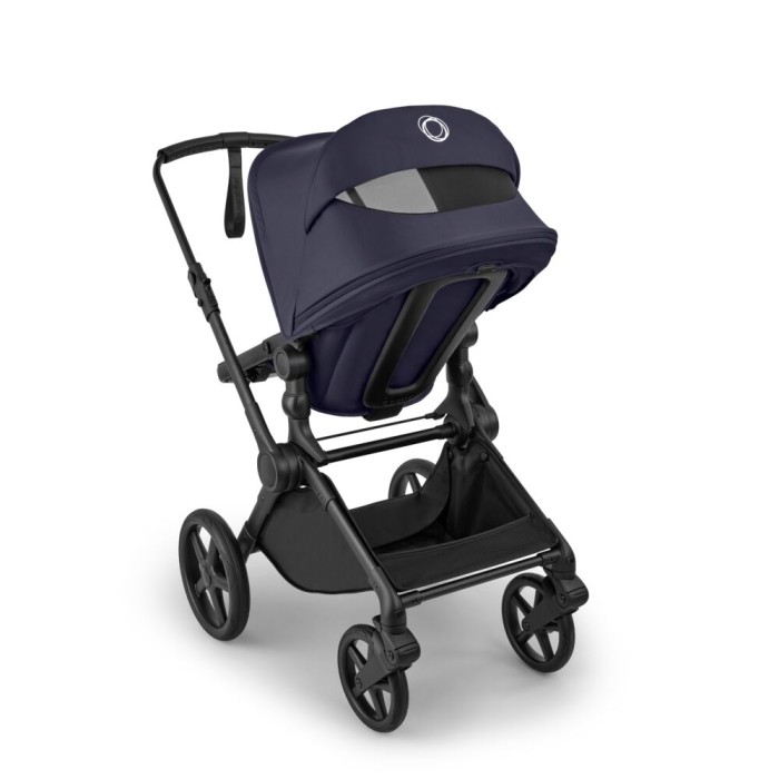 bugaboo cub - wózek dziecięcy 2w1 - wersja spacerowa, tyłem do kierunku jazdy - widok pod skosem, otwarta wentylacja - kolor deep indigo (granatowy)