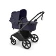 bugaboo cub - wózek dziecięcy 2w1 - wersja głęboka - widok pod skosem - kolor deep indigo (granatowy)