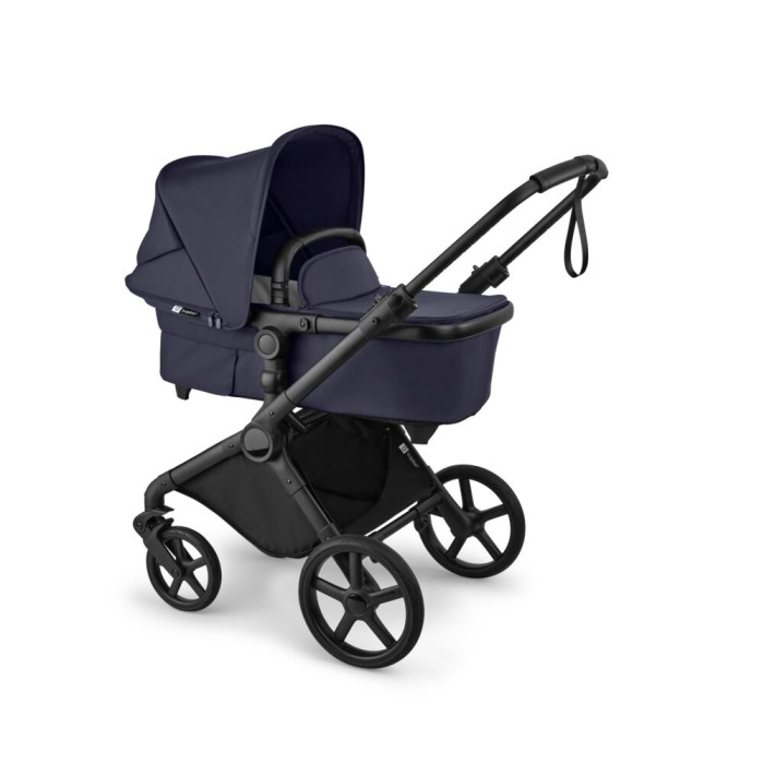 bugaboo cub - wózek dziecięcy 2w1 - wersja głęboka - widok pod skosem - kolor deep indigo (granatowy)