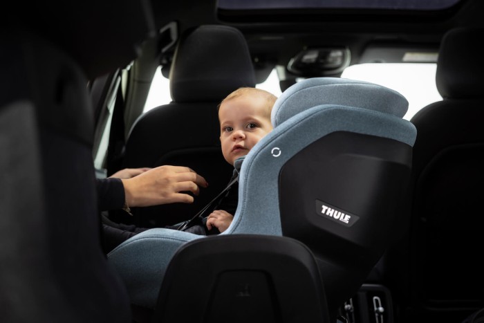 Small-Thule_Elm_Mid-blue_LS_Malmo_230824_8093_hero (1).jpg