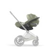 Cybex Cloud T Sage Green fotelik dla noworodka zapięty na stelażu wózka