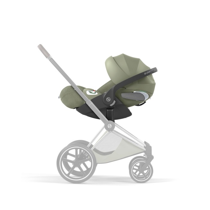 Cybex Cloud T Sage Green fotelik dla noworodka zapięty na stelażu wózka