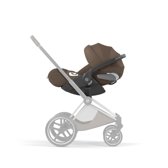 Cybex Cloud T Coconut Brown fotelik dla noworodka zapięty na stelażu wózka